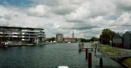 Der alte Binnenhafen in Emden mitten in der Innenstadt Emdens