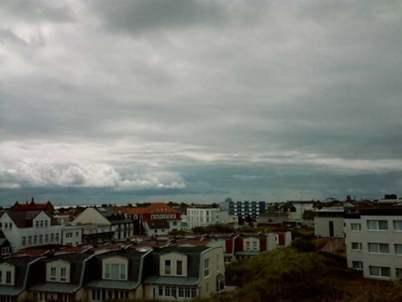 Ein Ausschnitt der Stadt Norderney fotografiert von einer höheren Düne 